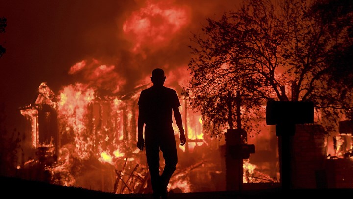 Οι πυροσβέστες κερδίζουν έδαφος στη μάχη με τις φλόγες στην Καλιφόρνια