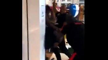 Διάσημοι Γάλλοι ράπερ πιάστηκαν στα χέρια στο αεροδρόμιο Ορλί – ΒΙΝΤΕΟ