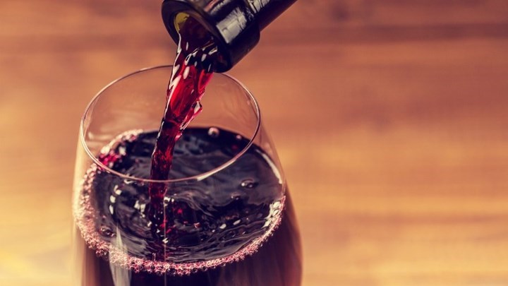 Νέα έρευνα: Όσοι δεν πίνουν καθόλου αλκοόλ στη μέση ηλικία, κινδυνεύουν να εμφανίσουν άνοια