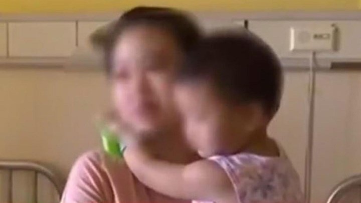 Αυτό κι αν είναι θαύμα: Βρέφος έπεσε από τον 17ο όροφο και επέζησε – ΒΙΝΤΕΟ