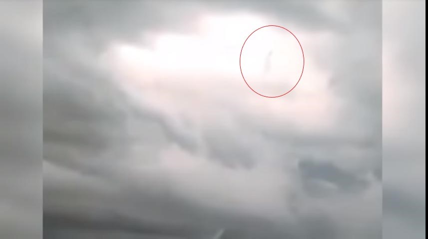 Σάλος με το ΒΙΝΤΕΟ που δείχνει μία ανθρωπινή σκιά να περπατά πάνω στα σύννεφα