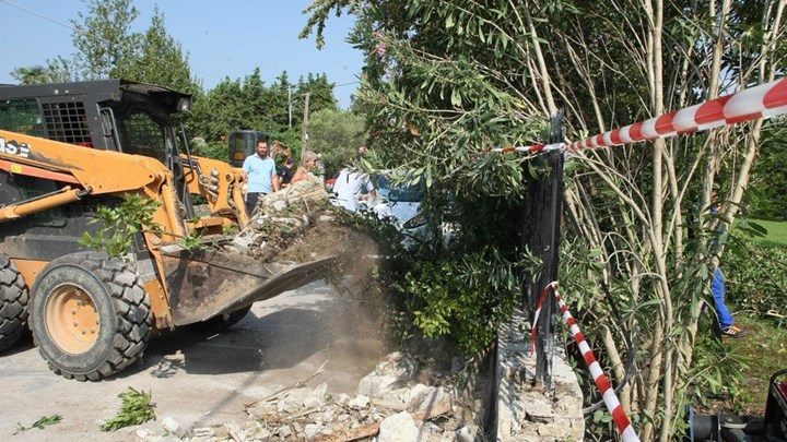Πολιτική αντιπαράθεση για τις κατεδαφίσεις αυθαιρέτων