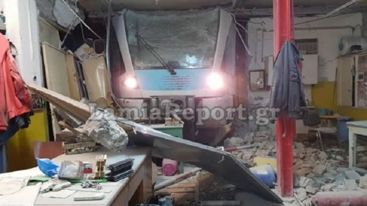 Εκτροχιάστηκε τρένο στη Λαμία: Εμβόλισε την αποθήκη του ΟΣΕ – Μία τραυματίας – ΦΩΤO – BINTEO