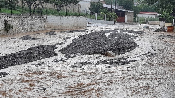 Δυνατό μπουρίνι “χτύπησε” τη Φθιώτιδα: Πλημμύρισε το χωριό Στύρφακα – Αποκλείστηκαν στα σπίτια τους οι κάτοικοι – ΒΙΝΤΕΟ