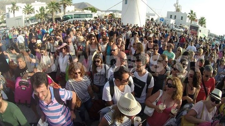 Ρεκόρ 30ετίας στην Πάρο – «Βούλιαξε» το νησί από τους τουρίστες – ΦΩΤΟ