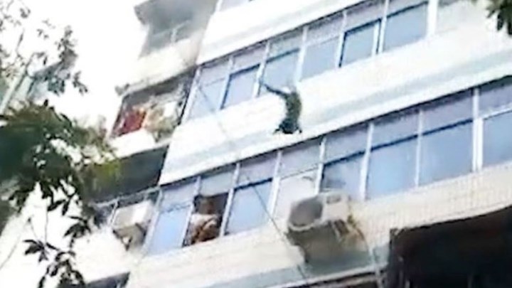 Μητέρα θυσίασε τη ζωή της για να σώσει τα παιδιά της από τη φωτιά – ΒΙΝΤΕΟ