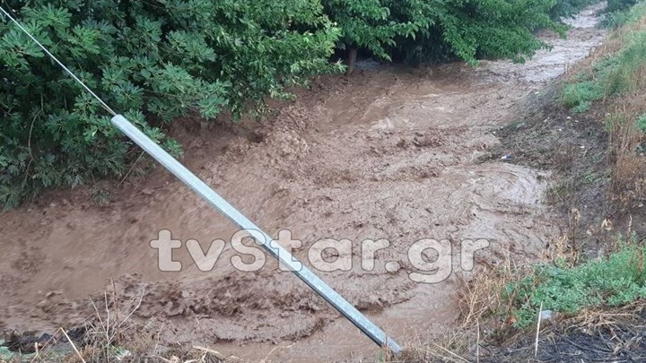 «Ποτάμια» οι δρόμοι στη Φθιώτιδα από την έντονη βροχόπτωση – Το νερό παρέσυρε μέχρι και συρόμενες πόρτες – ΒΙΝΤΕΟ