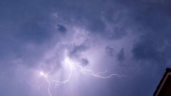 Περισσότεροι από 10.000 κεραυνοί έπεσαν την Πέμπτη στην Ελλάδα
