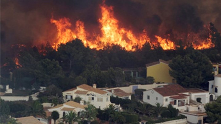 Πορτογαλία: Περισσότεροι από 400 πυροσβέστες δίνουν μάχη με τις φλόγες- Απομακρύνθηκαν οι κάτοικοι