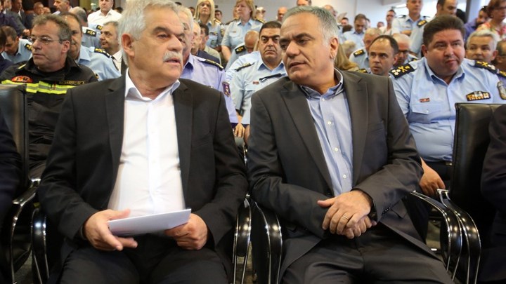 “Φουντώνει” η πολιτική αντιπαράθεση μετά την παραίτηση Τόσκα – Όλα όσα έγιναν στην αλλαγή σκυτάλης στο υπουργείο Προστασίας του Πολίτη
