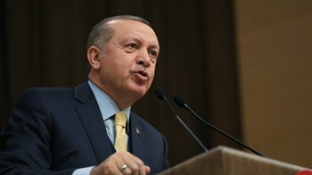 Τραβάει κι άλλο το σχοινί ο Ερντογάν: «Παγώνει» τα περιουσιακά στοιχεία δύο Αμερικανών υπουργών