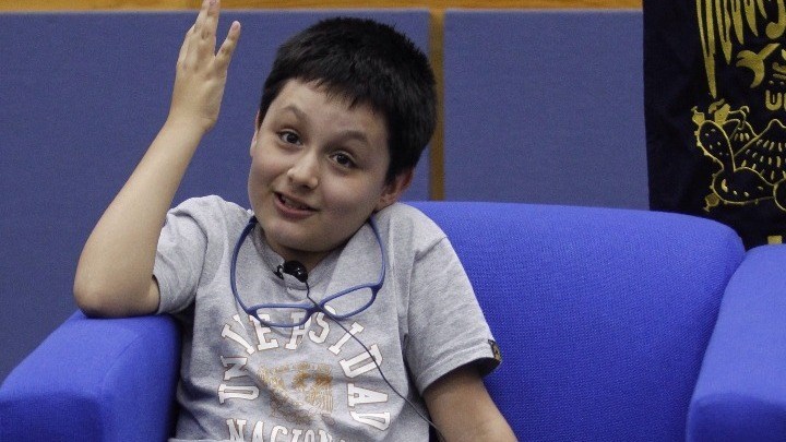 Παιδί – θαύμα θα πάει να σπουδάσει ιατρική φυσική με το λούτρινο κουκλάκι του