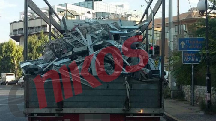 Ασυνείδητος οδηγός φορτηγού μεταφέρει σίδερα χωρίς κανένα μέτρο ασφαλείας – ΦΩΤΟ αναγνώστη