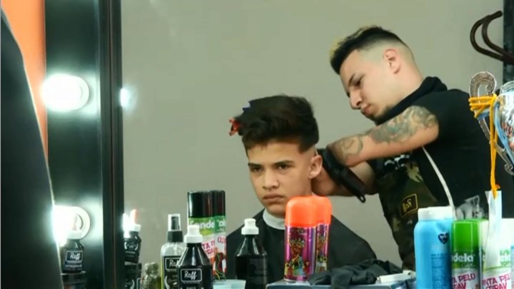 Εντυπωσιάζει ο κομμωτής χωρίς χέρια στην Αργεντινή – ΒΙΝΤΕΟ