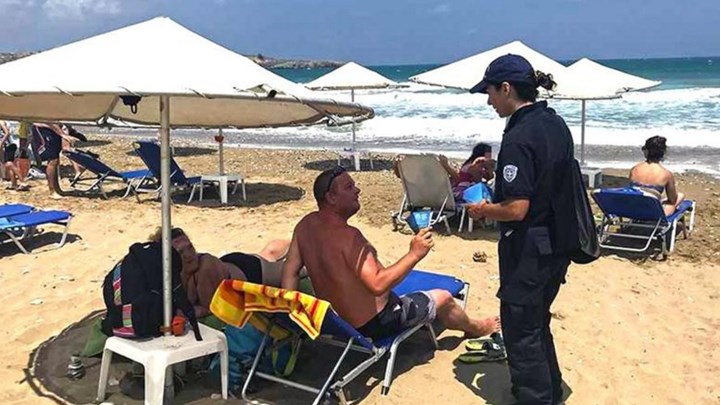 Μοίρασαν σταχτοδοχεία στους λουόμενους, για να μη «φυτεύουν» τις γόπες τους