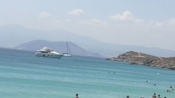 Αναστάτωση στη Νάξο: Εξωλέμβιος με τουρκική σημαία “εισέβαλε” σε παραλία ανάμεσα στους λουόμενους