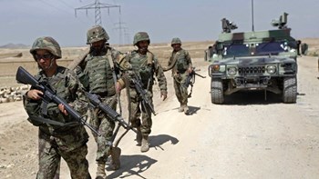 Τρεις Τσέχοι υπαξιωματικοί τα θύματα του βομβιστή-καμικάζι που επιτέθηκε σε περίπολο του NATO