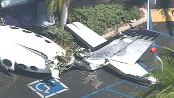 Αεροπλάνο συνετρίβη σε πάρκινγκ εμπορικού κέντρου στο Λος Άντζελες – Πέντε νεκροί – ΦΩΤΟ