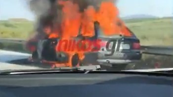 Αυτοκίνητο τυλίχθηκε στις φλόγες στην Εθνική Οδό Ν. Μουδανιών – Θεσσαλονίκης  – ΒΙΝΤΕΟ – ΦΩΤΟ αναγνώστη