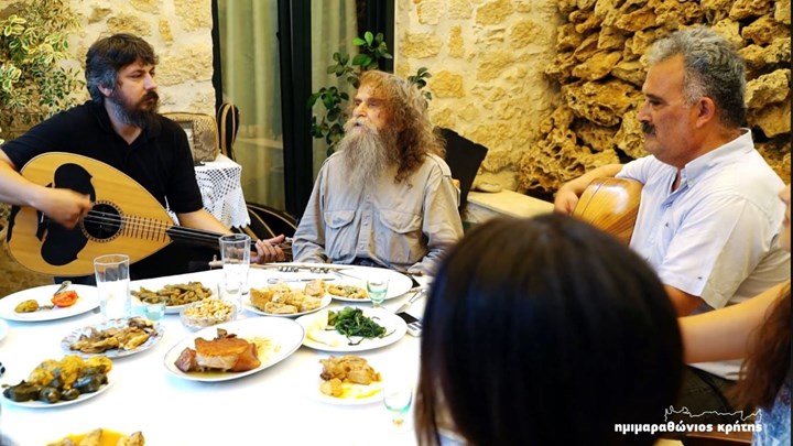 Δείτε το νέο απολαυστικό βίντεο για τον Ημιμαραθώνιο Κρήτης με τον Ψαραντώνη και τη… σούπερ γιαγιά