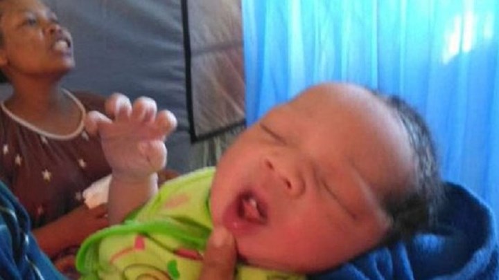 Ελπίδα μέσα στα ερείπια – Έγκυος γέννησε μετά τον σεισμό στην Ινδονησία – ΦΩΤΟ