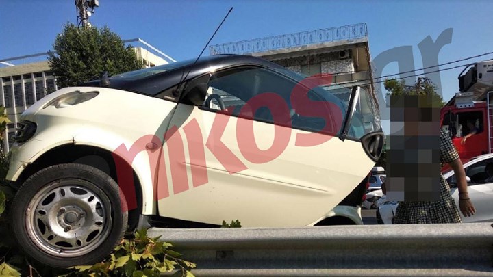 Αυτοκίνητο καβάλησε τις μπαριέρες στη λεωφόρο Καβάλας – ΦΩΤΟ αναγνώστη