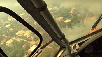 Βίντεο ντοκουμέντο μέσα από ελικόπτερο που συμμετείχε στην κατάσβεση της φωτιάς στην Κινέτα – Η ηρωική μάχη του πιλότου με τις φλόγες – ΒΙΝΤΕΟ