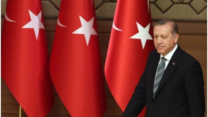 Η Τουρκία στα «σχοινιά»: Προ των πυλών το ΔΝΤ και τα capital controls σύμφωνα με το Bloomberg