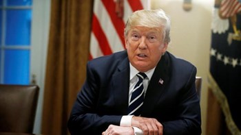 Ο Τραμπ διαβεβαιώνει ότι η κυβέρνησή του βρίσκεται σε «συνεχή επαφή» με τις τοπικές αρχές για τις πυρκαγιές στην Καλιφόρνια