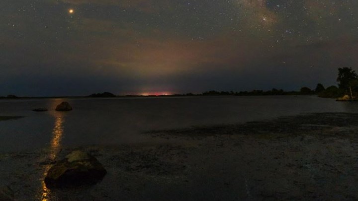 Όταν η φύση… ζωγραφίζει – Δείτε τον πλανήτη Άρη την ώρα που αντανακλάται στη θάλασσα – ΦΩΤΟ