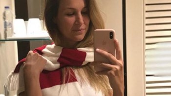 «Ψήφισε» Ελλάδα και η κυρία Νάτχο – Φόρεσε το ερυθρόλευκο κασκόλ – ΦΩΤΟ