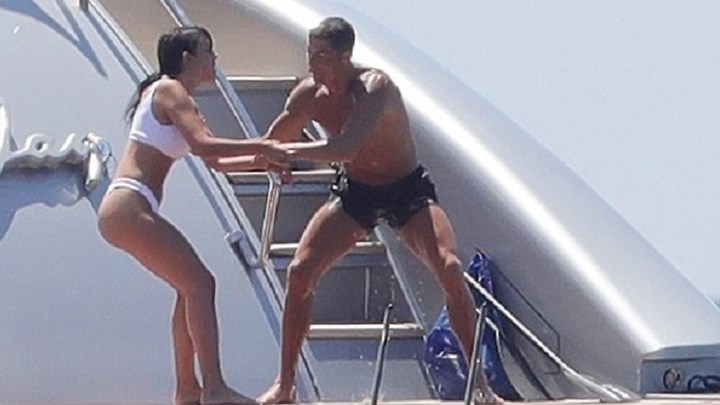 Παιχνίδια στη θάλασσα για τον Ρονάλντο και τη σύντροφό του – ΦΩΤΟ