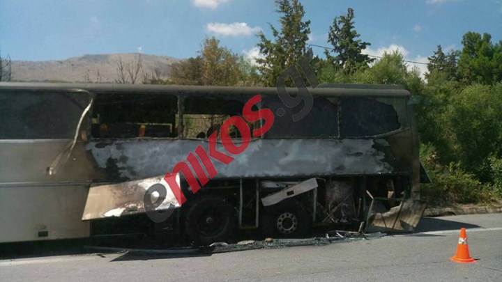 Καταστράφηκε ολοσχερώς το τουριστικό λεωφορείο που έπιασε φωτιά εν κινήσει στην Κρήτη – ΦΩΤΟ αναγνώστη