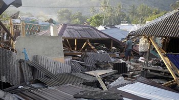 Νέος ισχυρός σεισμός στην Ινδονησία – Κατέρρευσαν κτίρια