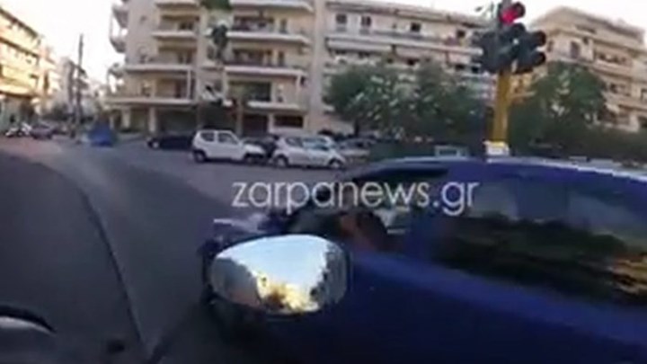 Ασυνείδητος οδηγός ταξί πατάει… γκάζι και περνά με κόκκινο – ΒΙΝΤΕΟ