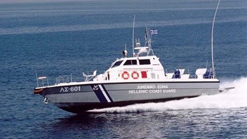 Θρίλερ σε παραλία της Βάρκιζας: Εντοπίστηκε νεκρή γυναίκα μπλεγμένη σε σχοινί σκάφους