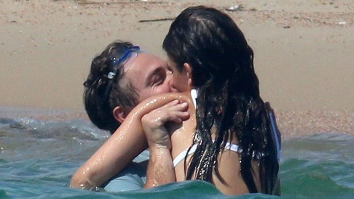 Δεν κρατιέται ο Λεονάρντο ντι Κάπριο – Τα «καυτά» φιλιά με την 21χρονη σύντροφό του μέσα στη θάλασσα – ΦΩΤΟ