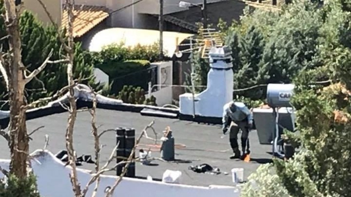 Καταγγελία-σοκ από τον Δήμαρχο Μαρκόπουλου: Πολίτης μόνωνε ταράτσα με φλόγιστρο ενώ είχε 7 μποφόρ – ΒΙΝΤΕΟ