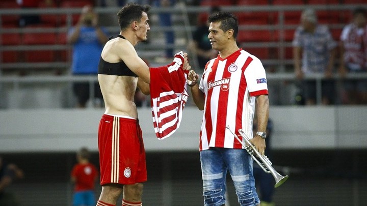 Ο Λάζαρος έδωσε τη φανέλα του στον τρομπετίστα της Θύρας 7- ΦΩΤΟ