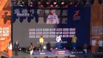 Η απονομή του χρυσού μεταλλίου στον Μίλτο Τεντόγλου – ΒΙΝΤΕΟ