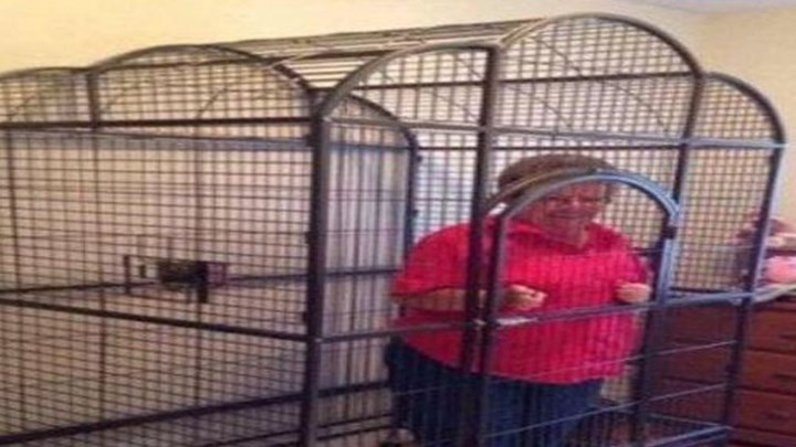 Κλείδωσε τη γιαγιά του σε κλουβί για να κάνει μεταγραφή η ομάδα του – ΦΩΤΟ