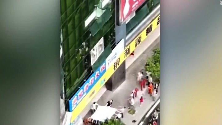 Αγόρι έπεσε από τον 4ο όροφο – Σώθηκε από… το σεντόνι – ΦΩΤΟ – ΒΙΝΤΕΟ