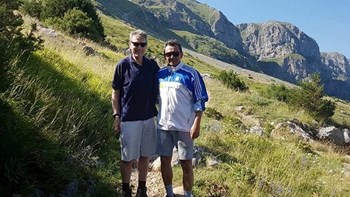 Ο Αμερικανός πρέσβης ποστάρει από την Πίνδο – ΦΩΤΟ