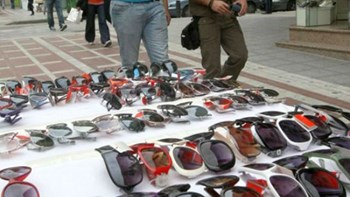 Επιχείρηση της αστυνομίας σε παραλίες της Πιερίας: Κατασχέθηκαν 14.000 προΐόντα παρεμπορίου