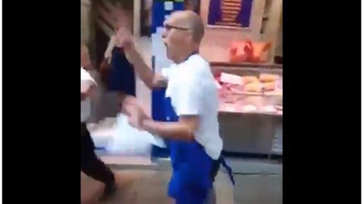 Με μπριζόλες στο χέρι προπηλακίζει vegan διαδηλωτές- Δείτε το ΒΙΝΤΕΟ που έγινε viral