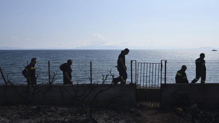 H SZ για τις φονικές πυρκαγιές: Καμένη γη αντί για γιορτή τον Αύγουστο