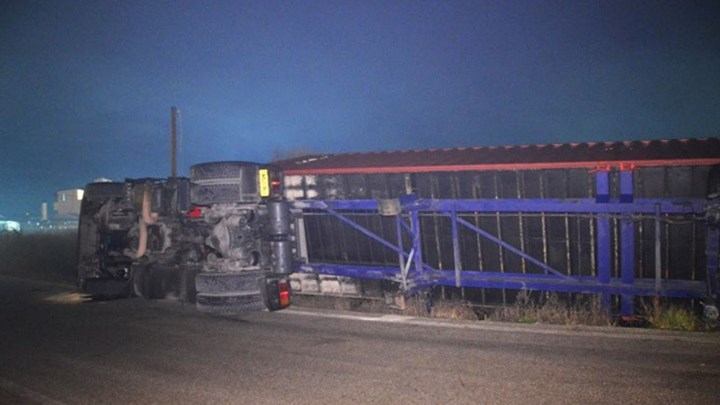 Ανατροπή νταλίκας στον κόμβο Ασσήρου- Νεκρός ο οδηγός