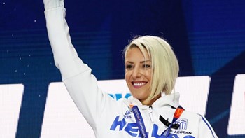 Κορυφαίος Έλληνας αθλητής απένειμε το μετάλλιο στη Βούλα Παπαχρήστου- ΦΩΤΟ- ΒΙΝΤΕΟ