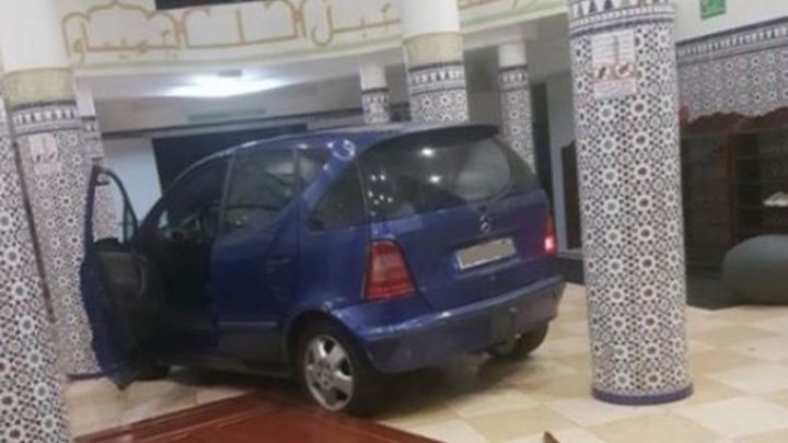 Συναγερμός στη Λιλ από την εισβολή αυτοκινήτου στην είσοδο τεμένους