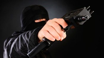 Σοκ: Κουκουλοφόροι εισέβαλαν με όπλα και λήστεψαν επιχειρηματία μέσα στο σπίτι του